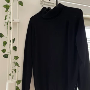 Svart polotröja - Väldigt enkel och mjuk polotröja, inte så ljus i färgen som det ser ut på andra bilden men ville få med detaljerna i sömmen 🥰 