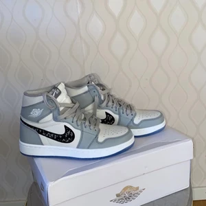 Jordans  - Helt nya jordans som blev fel i storlek, måste bli av med ganska snabbt därav priset.