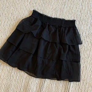 Volangkjol - Superfin volangkjol från H&M. Säljer då den inte kommer till användning, endast använd 1 gång.