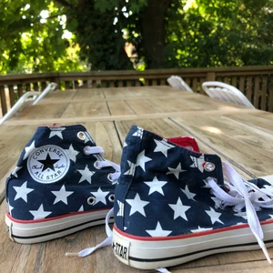 Stjärn converse!! - Ascoola stjärn converse too die for! Väldigt bra skick nästan helt nya! Först till kvarn 300 + frakt (kecka min profil, där säljer jag massa andra converse i olika färger och mönster!!)