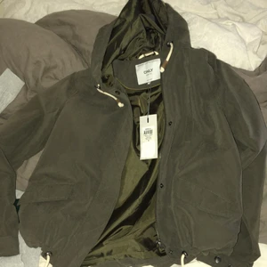 En militärgrön höstjacka från ONLY, strl S - En helt oanvänd jacka som passar perfekt till hösten från ONLY. Storlek S. Köpte för 500kr och säljer för 200kr inkl frakt. 