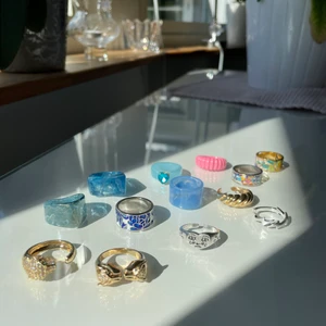 Superfina ringar mix - Superfina och coola ringar!😍😍 Helt oanvända så de är i jättefint och nytt skick! Flera stycken är justerbara, och ringarna passar ungefär storlek S. Skriv för fler bilder. 99 kr styck. Frakt tillkommer!💕💕