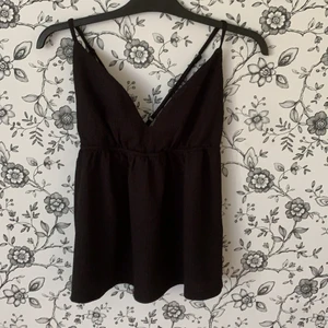 Veromoda volangtopp - Svart linne med resår i midjan, nyskick och har endast används 2 gånger.  Köpt för ca 1 månad sedan 