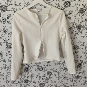 Missguided ribbad kofta med dragkedja - En jättefin o trendig kofta med dragkedja som kan öppnas från två håll. Den är i storlek 44 men är liten i storleken. Passform för de med storlek 38/40