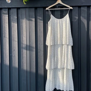 Samsoeklänning  - Nu säljer jag denna drömmiga sommarklänning i storlek S/M från samsoe. Den är endast använd en gång!🙏🏼 köpte den för 1300, men säljer den för 800. Köparen står för frakten. Hör av er om ni har några frågor!🥰