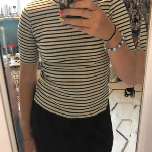 Rutig tröja - En rutig tröja från hm. Den är ribbad och super skön. Den har också en polokrage och lite längre armar. Storleken är 146/152 men är ungefär samma som S