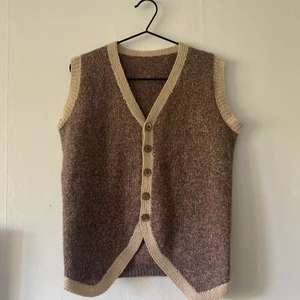 stickad väst - säljer denna fina västen då jag inte använt den jättemycket det senaste, jag älskar den så hoppas den kan komma till användning för någon ❤️ 