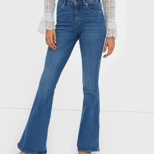 Utsvängda jeans från Dr Denim - Jättefina jeans från Dr denim, de är mörkare i verkligheten än vad modellen på första bilden visar, väldigt stretchiga och sköna jeans. Väldigt bra skick, nypris 500.💕