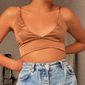 Topp -  Jätte fin och skön torp den är i färgen lite guld lite brunt ja den är så blandad men jag älskar den här tröjan men har så mycket kläder att jag inte har plats för den så att hoppas att någon köper den för jag har inte Plats för den💓💓 och den är jätteskön jättebra kvaliteten förra priset va 200 nya priset är 80💓💓