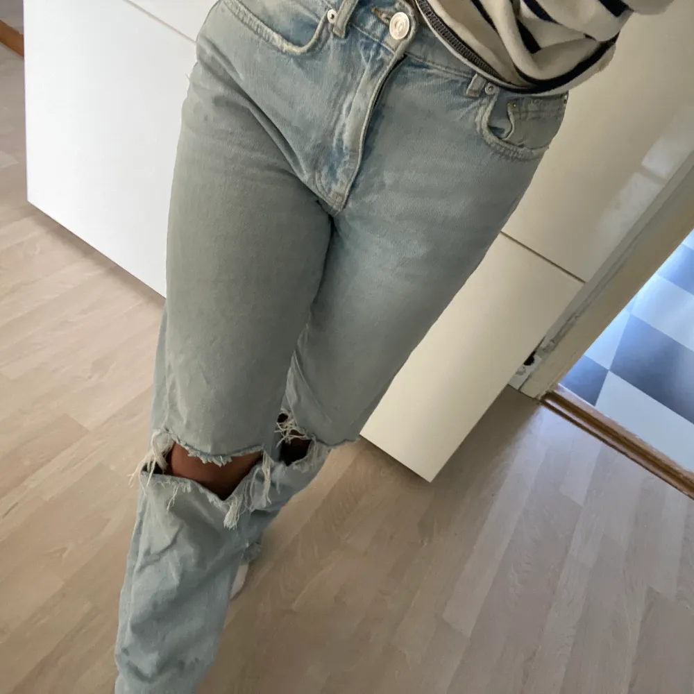 Säljer dessa snygga populära Gina jeans som är raka med hål på knäna. De har tyvärr blivit för små för mig men är väldigt snygga och långa i benen. Köpta för 599 och är o gott skick❤️. Jeans & Byxor.
