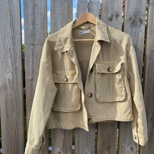 Beige jacka - Beige jeansjacka från Gina Tricot, i storlek s. Endast använd ett fåtal gånger. Kan mötas upp i Stockholm eller skicka. Frakt: 66 kr spårbart 💗
