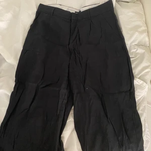 Svarta kostymbyxor  - Svarta kostymbyxor från Zara. Använda men i bra skick!