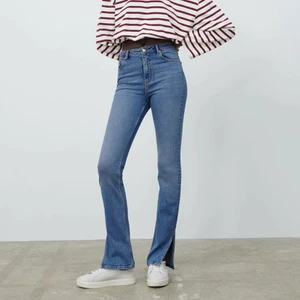 Zara jeans - Säljer dessa blåa zara jeans med slit där nere på grund av att de blivit för små, de är i storlek 34. De är i gott skick men även välanvända. Säljer ett par likadana i svart på min sida❤️