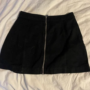 Svart kjol - Svart jeanskjol med dragkjedja. Storlek 36/xs-s