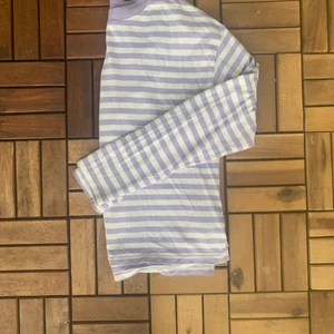 lila och vit tröja - jätteskön vit och lila tröja från monki storlek xxs, men passar även xs/s (jag är storlek xs vanligtvis men den är lite pösig på mig). Säljs då jag tyvärr inte har någon användning av den. Inget slitage. (frakt kostar 66)