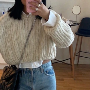 Stickad tröja  - Stickad tröja ifrån PULL & BEAR, fint skick! 🤍 säljer för 150kr + frakt 