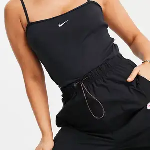 Nike linne med justerbara straps, aldrig använt:)