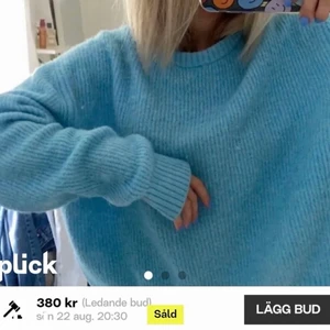 Blå stickad tröja - Säljer denna mjuka blå stickade tröja, bilderna är lånade av Ebba Söderström men det är samma tröja. Kan självklart fixa egna bilder. Observera att bud är bindande😍