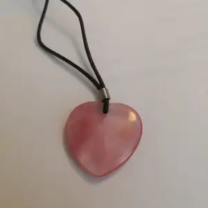 Oanvänt halsband med ett hjärta. Lädersnöre. 
