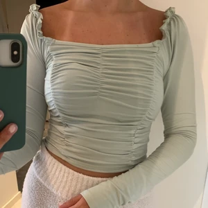 Topp - Säljer denna jättefina toppen i en ljusgrön/mintgrön färg. Använd endast 1 gång så är i nyskick! Lite djupare i ryggen💗