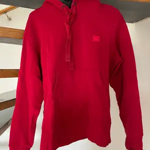 säljer den här röda hoodie från acne.  köpt för 2200 från deras butik,, i bra skick