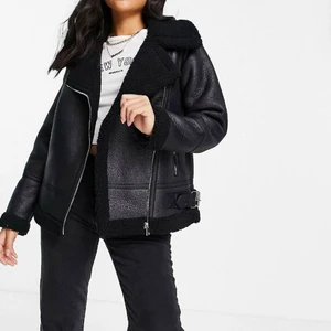 Snygg fodrad skinjacka - Var och snygg skinjack med foder inne i, passar perfekt nu när det börjar bli kallare, använd 1 gång dock saknas skärp till därför lägre pris❤️ Den är en lite mer oversize så det passar bra att ha tjocktröjor under till den om dem vanligt vis har strl S❤️