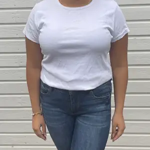 Ribbad vit t-shirt från H&M! Skulle säga att t-shirten passar en M-L, (modellen bär vanligtvis S-L. Toppskick eftersom den aldrig är använd. 🤍