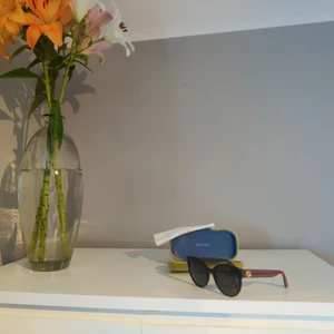 Gucci solglasögon i fint skick!  - Säljer mina fina Gucci solglasögon som är i mycket fint skick! • Nypris ca. 2600:- • Modell: GG 0035S 002 ❤️💚 Bara höra av dig för fler bilder om så önskas 😊 #gucci #solglasgon