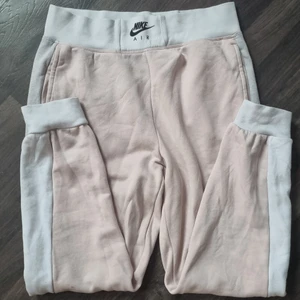 Nike air mjukisbyxor  - Jättemysiga nike mysbyxor. Upplever att de tappat färg i tvätten. Söta muddar. Storlek m. 