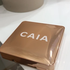 Caia - En highlighter från caia i färgen Portofino en otroligt fin champagne färg och sitter väldigt fint på huden. Säljer på grund av att jag inte använder den. Väldigt bra skick och nästan oanvänd. 