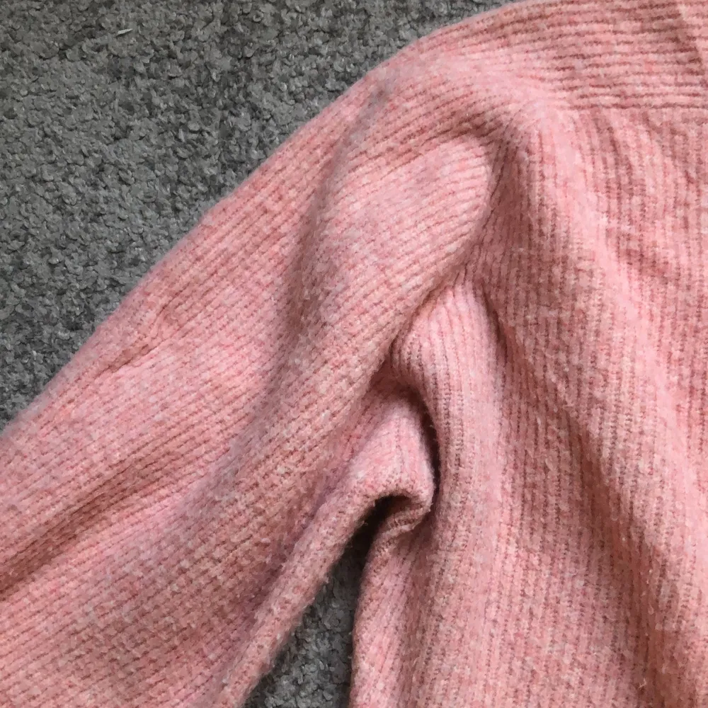 Jättefin rosa tröja från weekday i väldigt bra skick!:) Strl S men funkar till en xs också❤️✨ Perfekt nu till hösten!!. Stickat.