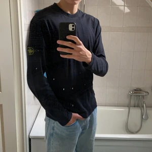 Stone Island Tröja - Säljer pga att jag inte använder den. Väldigt bra skick, inga skador. QR/CLG kod finns i dm.