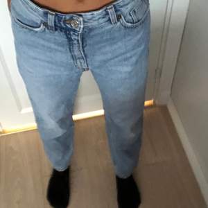 Säljer Monki jeans har i både storlek 27 och 26. De är högmidjade och balloon leged. 100 kr för ett par 160 kr för båda!!! 