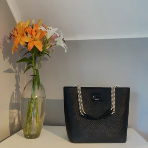 Ny Guess väska! - En fin helt ny, oanvänd, Guess väska 💕 Fått den som gåva av min mamma men jag har så många handväskor, därav säljer jag denna! 🌸 Nypris 1099:- • Pris kan diskuteras vid snabb affär 💛