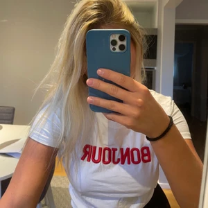 T-shirt - Fräsch tröja med rött tryck ”BONJOUR”. Använd enbart två gånger och är i storlek small!😍❤️