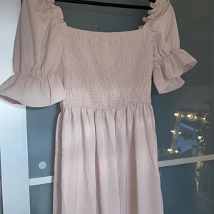 Storlek S - Helt ny och går ner precis över knäna.