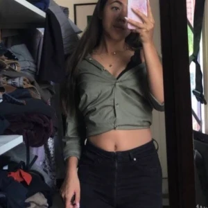 Grön skjorta! - Endast använd ett fåtal gånger och är därav i ett jättefint skick! Köpt på H&M