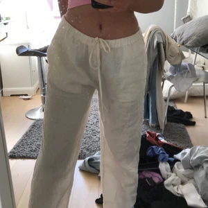 Linnebyxor mango - Jättefina linnebyxor från mango i strl M, men passar mig som annars är en S! Nypris 400kr, mitt pris:200kr +frakt 🥰