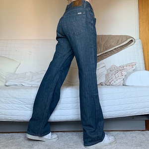 Baggy blå jeans - Säljer dessa baggy jeans i storlek W34L34, 85cm midja och 83cm innerbenslängd! Jag på bilderna är 172cm och brukar ha storlek 38/W28/S-M❤️