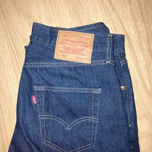 Levis 501 jeans - Hej säljer nu ett par Levis 501 jeans i storlek w 29 l 32! Dom är i väldigt bra skick och Max använda 4-5 gånger. Pris 300kr! Skriv gärna för intresse! 