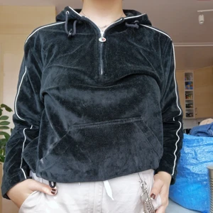 Champion hoodie - Svart quarter zip-up hoodiei velour från champion med coola detaljer. Går även att spänna åt i midjan. <3