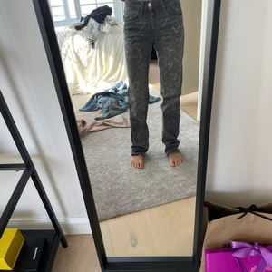 Ascoola byxor!  - Säljer nu mina svinsnygga och coola zara jeans med hjärt och stjärndetaljer, så coola och sitter som en smäck! 