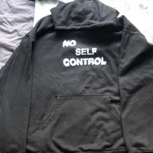 Jag säljer min min svarta anti social social club hoodie. Den är i ett mycket bra skick och är nästan som ny. Vid snabb affär kan priset tänkas sänkas.