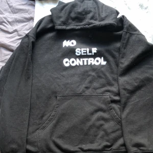 Anti social social club hoodie - Jag säljer min min svarta anti social social club hoodie. Den är i ett mycket bra skick och är nästan som ny. Vid snabb affär kan priset tänkas sänkas.