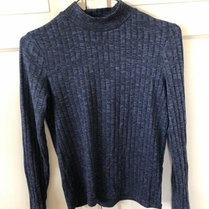 Blå polotröja  - Supersnygg blå polotröja från fransa storlek xs. Använd ca 1 gång. Som virkad i materialet. Nypris ca 400kr💙 supersnygg att ha lager på lager med denna tröja. Pris diskuteras, kom privat, köparen står för frakt. 