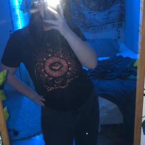 T-shirt med tryck - Säljer denna snygga t-shirten från Shein då den inte kommer till användning, bara använd 2 gånger. Ganska liten i storlek så passar nog S-M:)