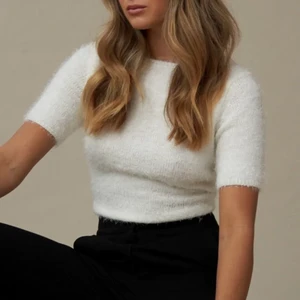 Topp öppen rygg - Vit supermysig tröja från Hanna Schönbergs kollektion på NAKD. Köpt på plick men den var för stor 💗 lappen sitter kvar