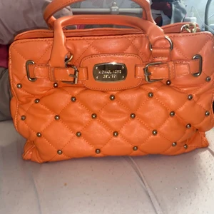Michael Kors väska.  - Jag säljer denna väskan. Köpte den för ett tag sen. Äkta MC väska 
