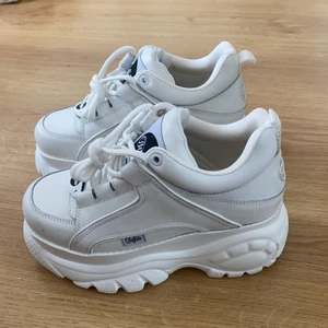 Buffalo skor chunky platå vita 37 nya - Helt nya buffalo london skor i storlek 37, med platå. Nypris 1799:- 