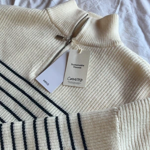 Randig tröja  - Jag är lite osäker på om jag vill ha kvar den eller inte så säljer bara vid ett bra bud! Tröjan är helt ny och har även prislappen kvar💕slutsåld i storlek S på hemsidan 